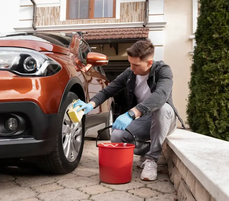 Lavage auto à domicile Pont-de-l'Isère : professionnel intervenant sur un véhicule